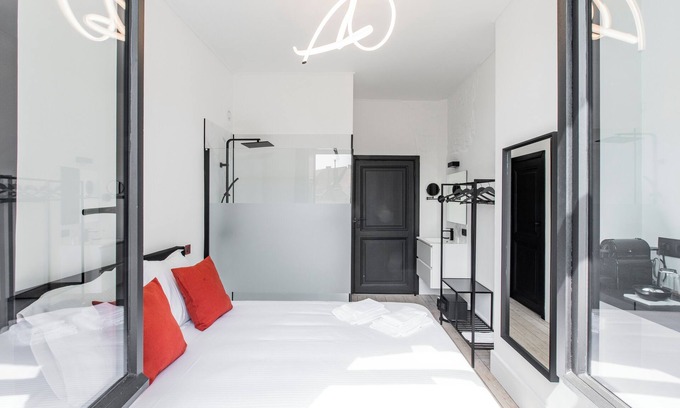 Historical Center Bruges House | Elegant room with private bathroom in historic house - city center