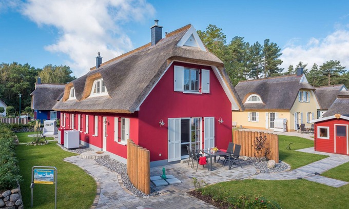 Glowe House | Elegant semi-detached house with sauna, wood-burning stove and garden, close to the beach