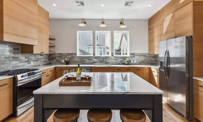 Whitney House | Elegant Stylish Home | Hot Tub & Pergola