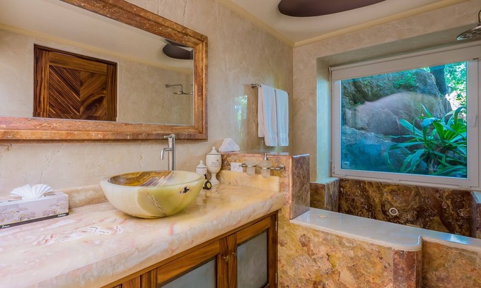 Boca de Tomatlan Villa | Elegant suite with beach view