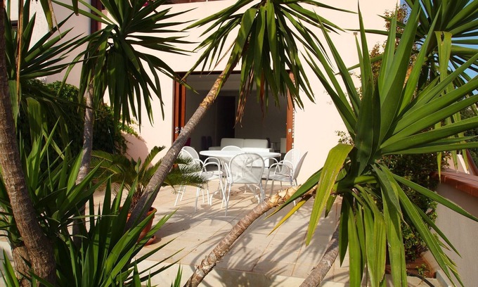 Marina di Ragusa House | Elegant summer house in the shade of a centuries-old carob
