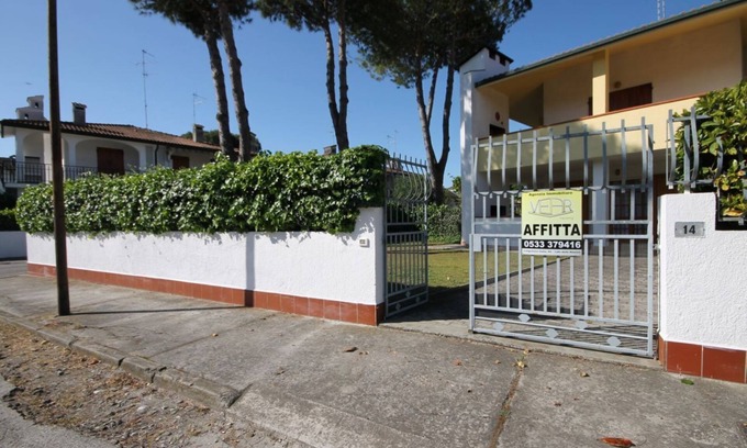 Lido delle Nazioni Villa | Elegant villa on the ground floor with large garden, beautiful porch with grill