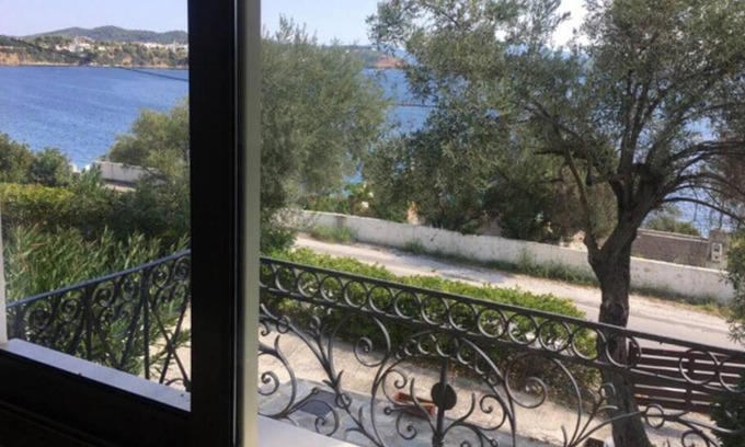 Katsarou House | Eleni's Seaside house for 4, easy beach access