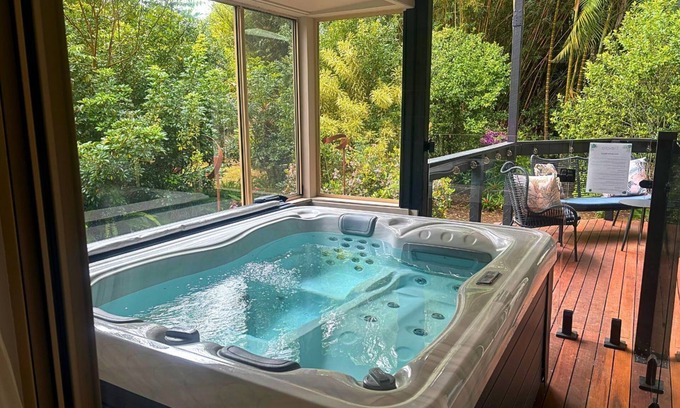 Montville House | Elevata Tropical Villa - Luxe Spa Jacuzzi - Wood Fire - Claw Bath - Pet Friendly
