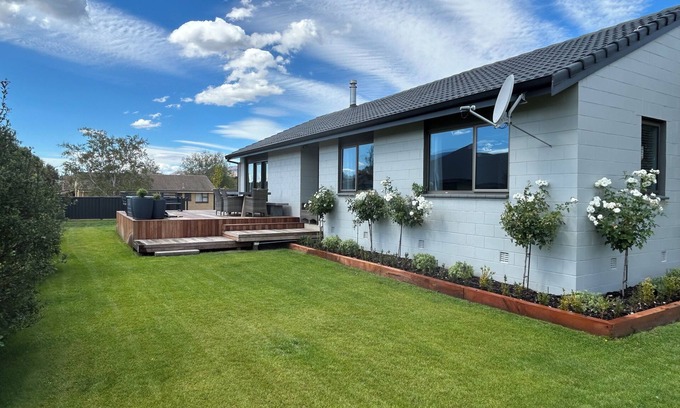 Lowburn House | Elevated Mountain Views on Waenga