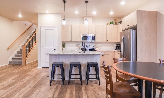 Caldwell House | Elgin Collective Townhome 102 | Sleeps 10| Heart of Caldwell
