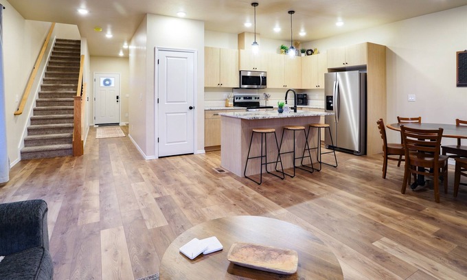 Caldwell House | Elgin Modern Maple Townhome 101