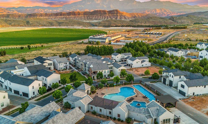 Hurricane House | Elim Valley 4228|Smart Tv, Community pool, gym, etc!