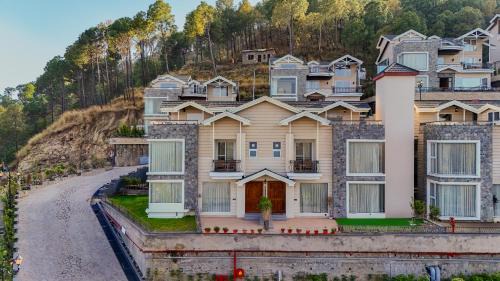 Kasauli Villa | ELIVAAS privé Royce Cottage Hilltop 4 BHK Retreat With Indoor Bar, Terrace & Scenic Views