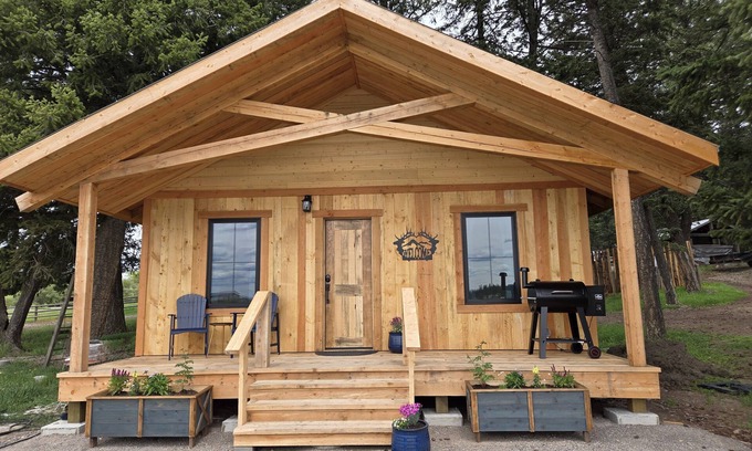 Columbia Falls Cabin | Elkhorn Cabin at Columbia Mountain Ranch near Glacier National Park