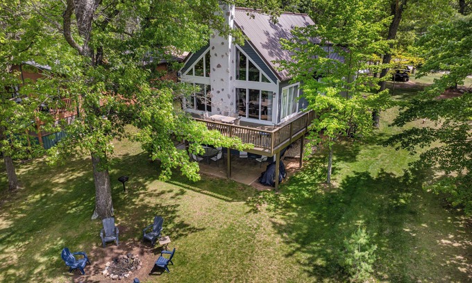 Oxford House | Elkhorn Lodge on Lake McGinnis Near Wisconsin Dells
