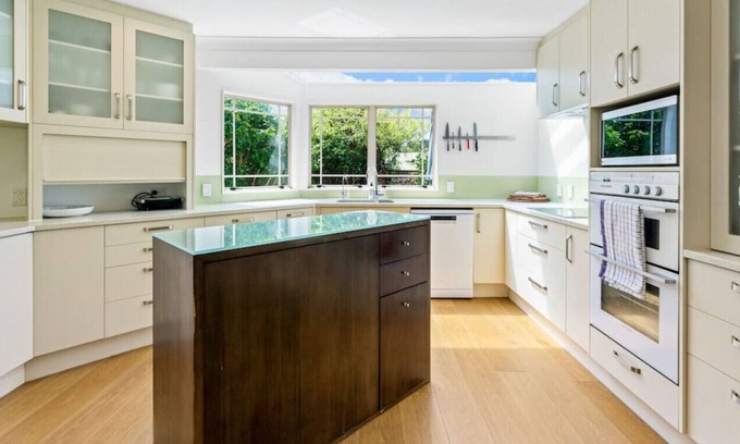Greenlane - Ellerslie House | Ellerslie Escape: Family Home with Spa