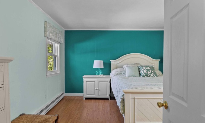 Newport House | Ellery Bungalow #49 - Minutes from the Sand
