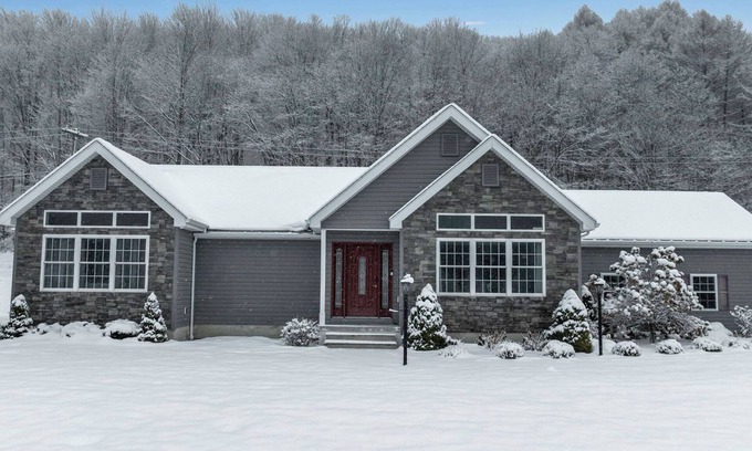 Salamanca Ski Chalet | Ellicottville Chalet & Cottage 5 Mi to Village