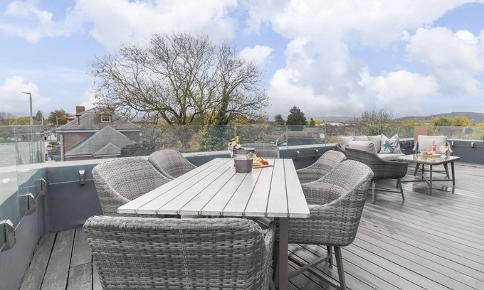 Gloucester Apartment | Elliot Oliver - Stunning 3 Bedroom Penthouse With Large Terrace And Parking