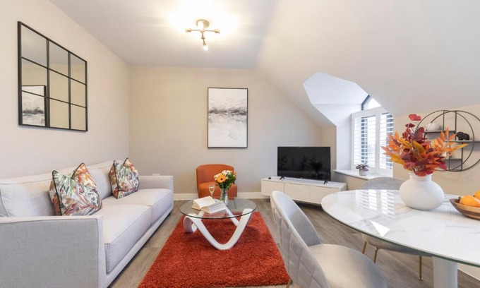 Gloucester Apartment | Elliot Oliver - Stylish Loft Style Two Bedroom Apartment With Parking