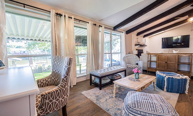 Gun Barrel City House | Ellis Island - Beautiful Lake House- Hot tub/gameroom