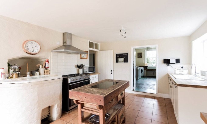 Wangford Cottage | Elms Farmhouse - sleeps 19 guests in 8 bedrooms