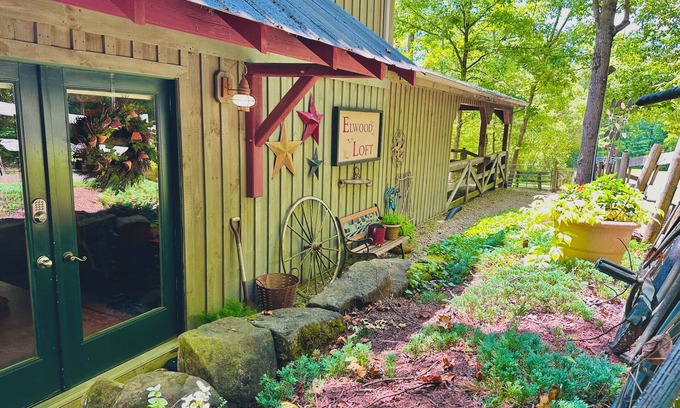 Carbon Hill Cabin | Elwood Loft & Barn: A budget-friendly cabin for 4: Hot tub + 3 horse stalls