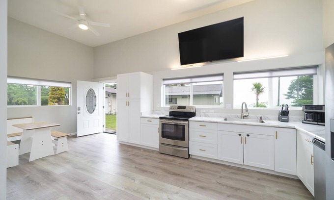 Hilo House | Embrace the soothing trade winds & let the ocean breeze carry your worries away