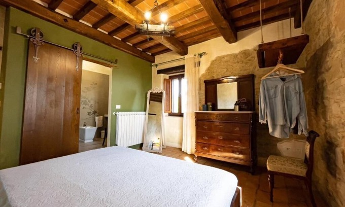Passignano sul Trasimeno Apartment | Emerald- Room in old farmhouse with lake view