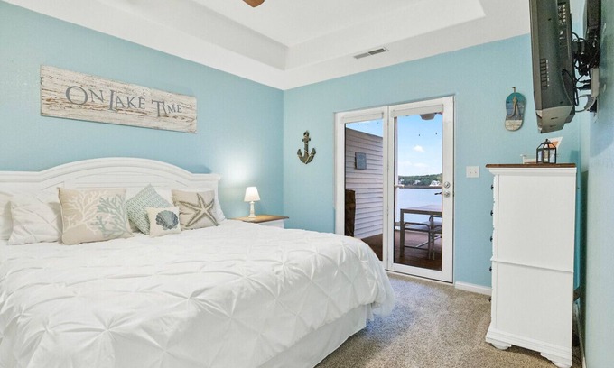 Lake Ozark Condo | Emerald Bay Overlook! - Breathtaking View & Pools!