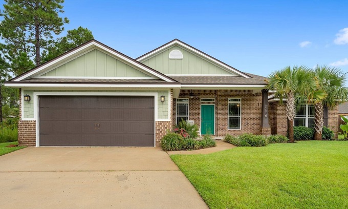 Gulf Breeze House | Emerald Coast SeaScape - Peace close to the beach!