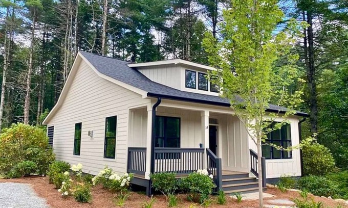 Cashiers House | Emerald Ferns Cottage (Short walk to waterfall!)