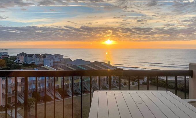 Emerald Isle Apartment | Emerald Isle Condo w/Direct Access to Ocean!