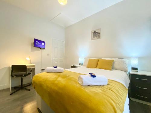 Stoke-on-Trent House | EMERALD LIVING - Stoke-on-Trent Central, sleeps 5, with free parking!