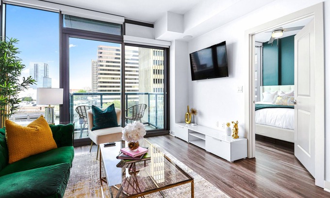 Chamblee Apartment | Emerald Lux w/king bed-Buckhead