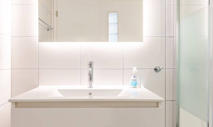 Kallern Apartment | En-suite guestroom, close to Zürich and Luzern, private entrance and parking