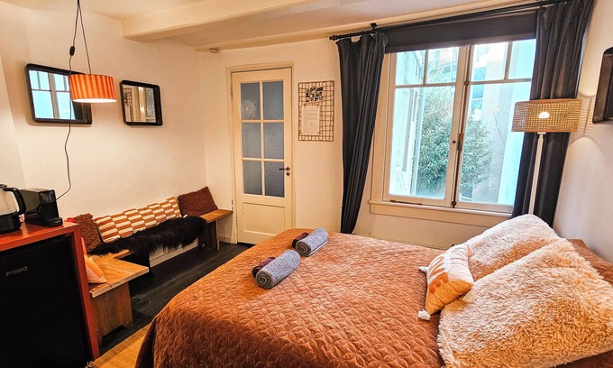 Amsterdam City Centre Bed & Breakfast | En-suite room in historic Canalhouse from 1729