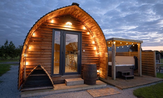 Blackburn Cabin | En-suite Wooden Cabin With Jacuzzi Hot Tub