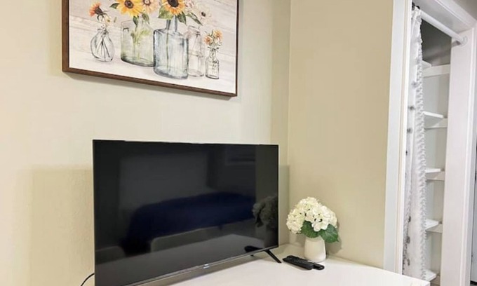 Mayflower Village House | Enchanting 2-bedroom house with AC in Arcadia