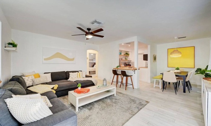 Deerfield Beach Cottage | Enchanting 2BR/1BA Casita 2 blocks to Beach