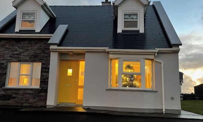 Liscannor House | Enchanting 3-bedroom house with WiFi in Liscannor, perfect base for exploringn