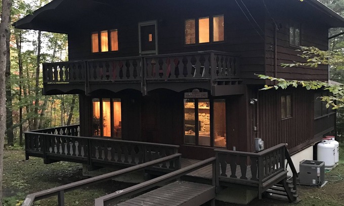 Huntsville Ski Chalet | Enchanting Family/Work Escape (with high speed wi-fi)!