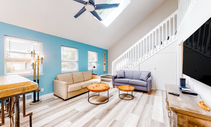 Gleneden Beach House | Enchanting home near the coast with hot tub, full kitchen & washer/dryer