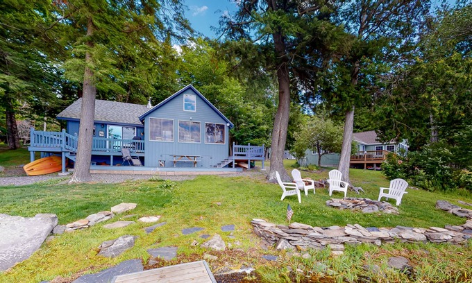 East Corinth Cottage | Enchanting lakeside cottage with dock, kayaks, firepit, fast WiFi & washer/dryer
