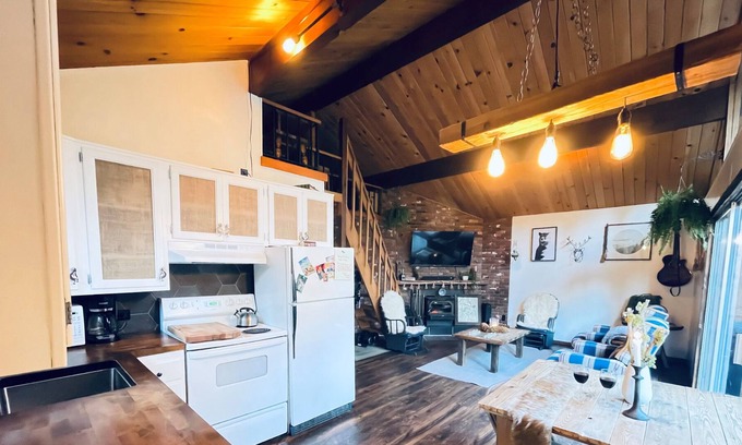 Springville Cabin | Enchanting Tree House with Hot-Tub in Sequoia National Forest/ Monument