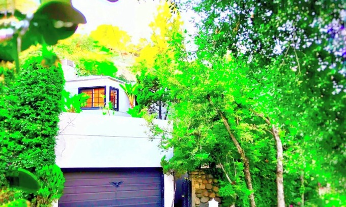 Hollywood Hills West House | Enchanting West Hollywood Hills Oasis+Views+Outdoor Living Room+Garage+Sleeps 6
