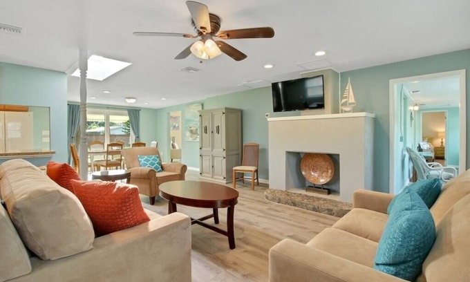 Englewood House | Englewood Villa - 3 BR, 2.5 BA, 5 minutes from beach!