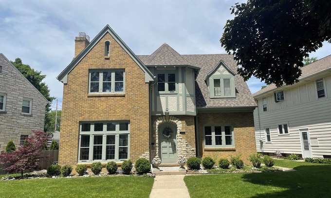 Whitefish Bay House | English Tudor Home, sleeps up to 10, available only for RNC, 10 min to downtown
