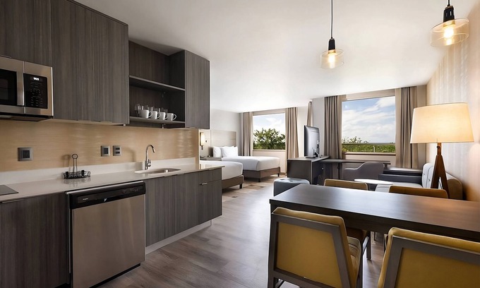 Zona Hotelera Apartment | Enjoy a Hassle-free Stay! 4 Convenient Units, Free Breakfast & Parking, Pool