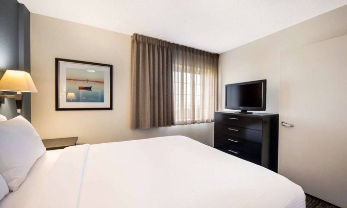 East Congress Hotel | Enjoy a Hassle-Free Stay! 4 Relaxing Units, Near Austin Museum of Art