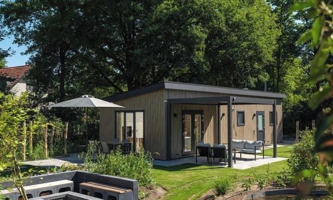 Lieren House | Enjoy a luxurious holiday home for 4 people in the wooded nature of the Veluwe, complete with modern amenities, air conditioning, and a stylish pergola for ultimate comfort. You can also completely unwind in the wonderful private hot tub and sauna, p