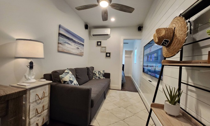 Manor Cabin | Enjoy a unique tiny-home getaway in peaceful Manor with AC, WiFi, and 13 acres!