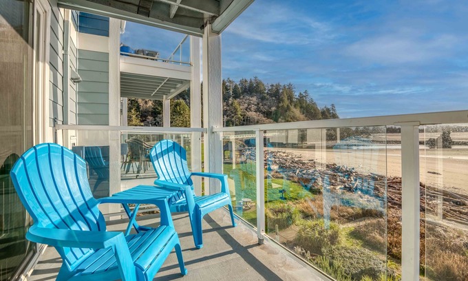 Lincoln City Condo | Enjoy Bayfront Views from this Affordable 1 Bedroom Condo in the Taft District