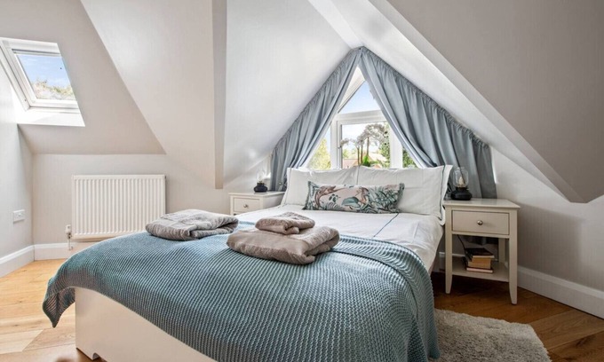 New Forest District Apartment | Enjoy cosy comforts and local pub and restaurant discounts in the heart of Brockenhurst
